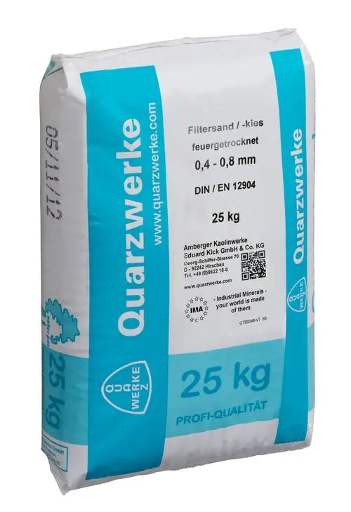 Weiße Verpackung mit blauem Logo von Grünbeck. Enthält Filtersand, feuergetrocknet, mit einer Körnung von 0,4 - 0,8 mm. Gewicht: 25 kg.